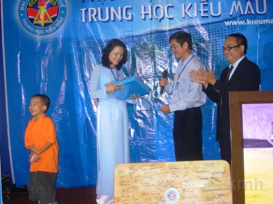 Tang qua cho Hoa hau 2008.JPG - Anh Dũng K1A đại diện BLLKMH/SG Tặng quà cho Hoa Hậu KMH/Saigon 2008